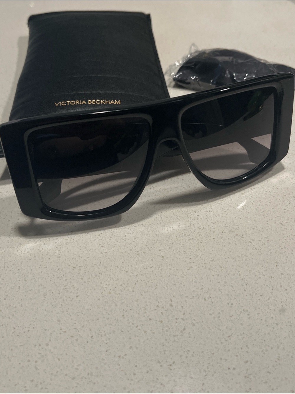 Victoria Beckham Black Sunglasses NEW WITH MAGNET CASE - Picture 6 of 10